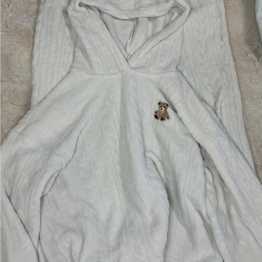 Cozy White Hooded Sweatshirt set with Bear Patch